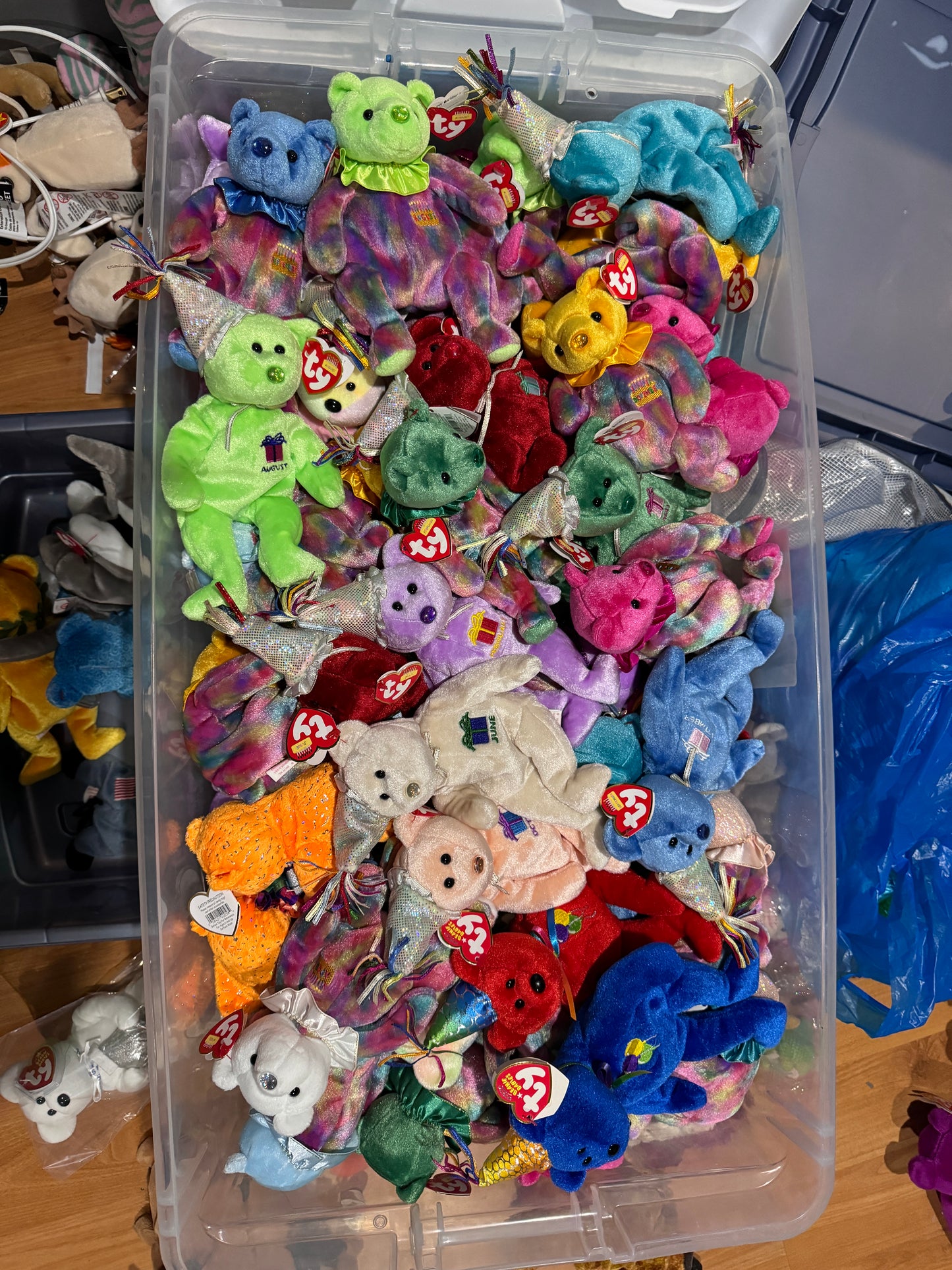 Lot of 100 random beanies